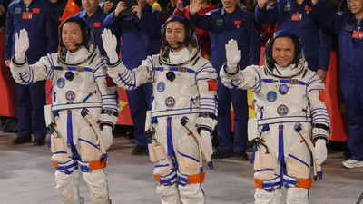 Astronauts posing before getting onboard shenzhou 21 ap.jpg