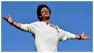 Body language expert decodes shah rukh khans alpha gesture says he loves to own the place.jpg