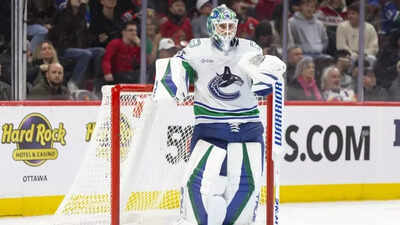 Canucks goalie kevin lankinen.jpg