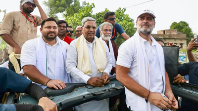 Congress leader rahul gandhi with karnataka cm siddaramaiah and rjd leader tejashwi yadav during th.png