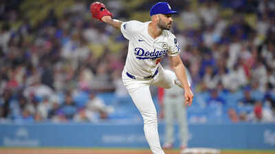 Dodgers tanner scott throws vs phillies.jpg