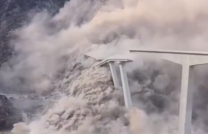 Hongqi bridge collapses.jpg