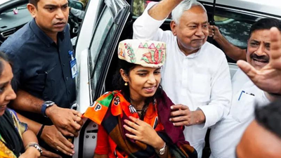 Maithili thakur leads alinagar.jpg