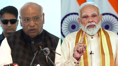 Mallikarjun kharge left pm narendra modi agencies.jpg
