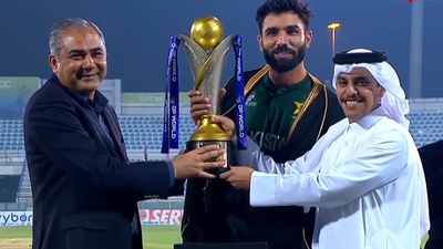 Mohsin naqvi presents trophy to pakistan a.jpg