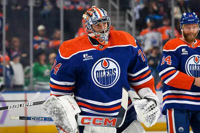 Nhl stuart skinner of the edmonton oilers warms up prior to the game against the dallas stars.jpg