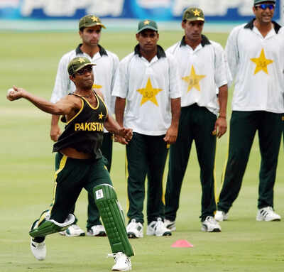 Pakistan wicketkeeper rashid latif throws the ball.jpg