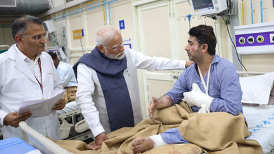Pm modi meets blast victim at hospital.jpg