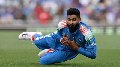 Shreyas iyers spleen injury doctor warns of hidden risks and the need for quick action.jpg