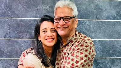 Smriti mandhana and her father.jpg