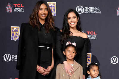Vanessa bryant with her daughters.jpg