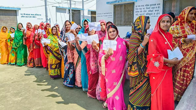 Women in begusarai stand in queue to vote.jpg