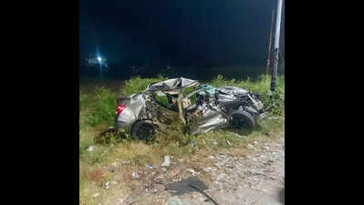 4 mbbs students killed as car rams into stationary truck on delhi lko nh.jpg