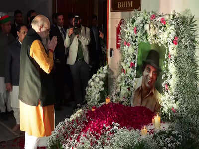 Amit shah pays floral tribute to dharmendra at his prayer meet in delhi.jpg