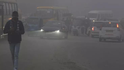 Bus drivers in noida are navigating thick fog risking their lives to transport commuters to destinat.png
