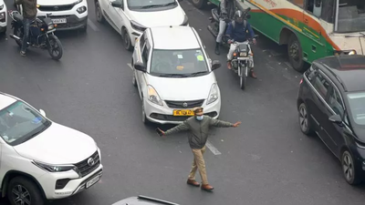 Delhis anti pollution move triggers border jams.jpg