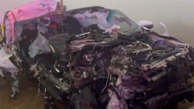 Fortuner overturns on agra lucknow expressway after crashing into boulders.jpg