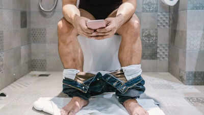 Harvard doctor issues warning taking your phone to the toilet could be triggering hemorrhoids.jpg