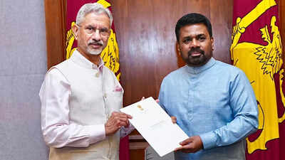 Jaishankar with sri lanka president.jpg