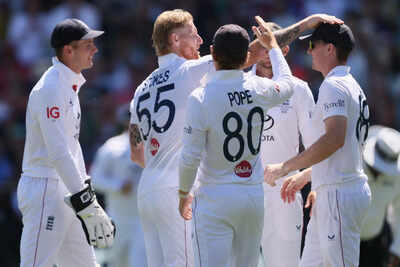 Joe root and zac crawley keep england39s ashes hopes alive on day 4.jpg