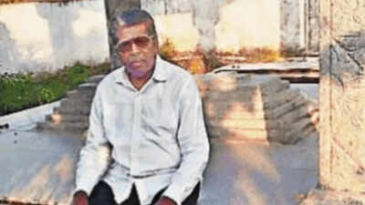 Nakka indrayya at his grave in jagtials laxmipur village.jpg