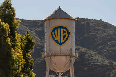 Paramount goes hostile in bid for warner bros challenging a 72 billion offer by netflix.jpg