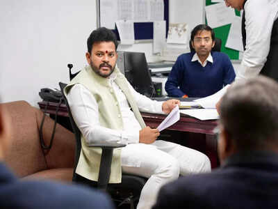 Ram mohan naidu reviews aviation ministry39s control room amid indigo flight cancellations and delay.jpeg