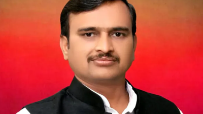 Samajwadi party leader amrendra nishad narrowly escaped an assassination attempt by his cousin ravin.png