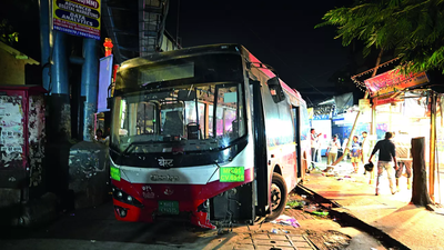 The driver who rammed a pole and mounted the footpath was taking a tight u turn he has been suspende.png