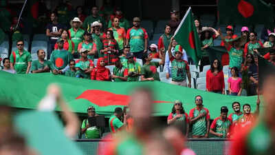 Bangladesh fans 2701 sd.jpg