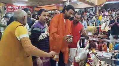 Kl rahul at mahakaleshwar temple screengrab.jpg