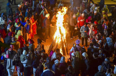 Lohri celebration in varanasi.jpg