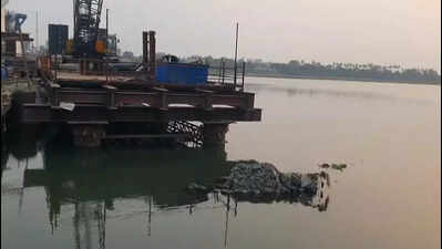 Man daughter die as metal plate falls on their boat in tapi.jpg