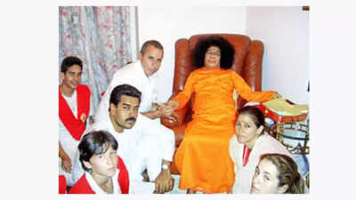 Sathya sai baba with maduro.jpg