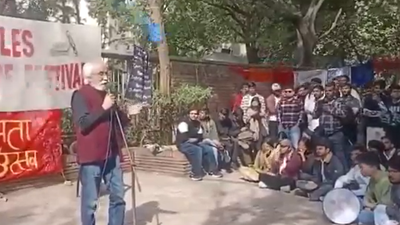 Bucket of water thrown at historian s irfan habib at delhi university credit x.jpg