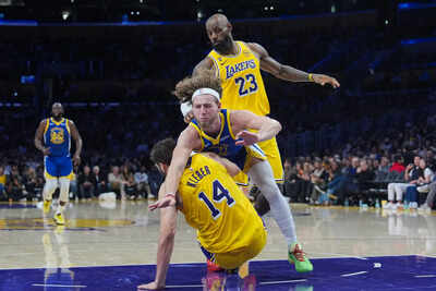 Lebron james has 20 points 10 assists to lead luka less lakers past warriors.jpg