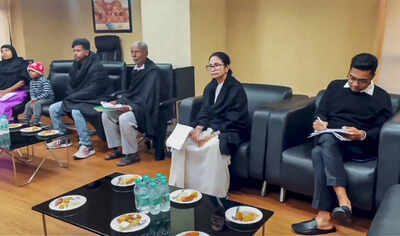 Mamata banerjee at ec office in new delhi.jpg