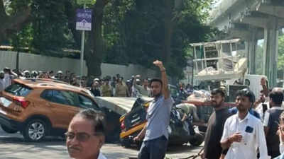 Metro pillar collapses on autorickshaw in mumbai.jpg