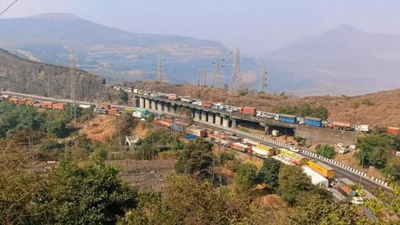 Vehicles were stuck for several kilometres on the expressway as its pune mumbai corridor was closed.png