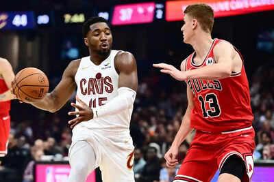Cleveland cavaliers guard donovan mitchell 45 drives to the basket against chicago bulls guard kevin.jpeg