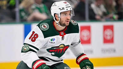 Vinnie hinostroza trade florida panthers reunite with forward ahead of nhl trade deadline.jpg