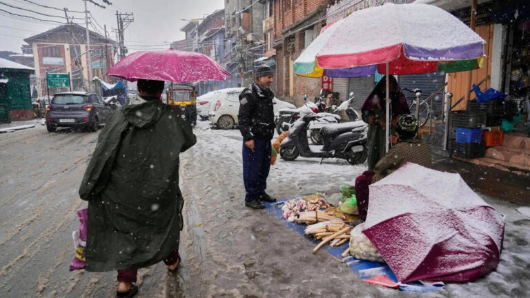 MeT forecasts heavy rains in Kashmir plains, snowfall in higher reaches